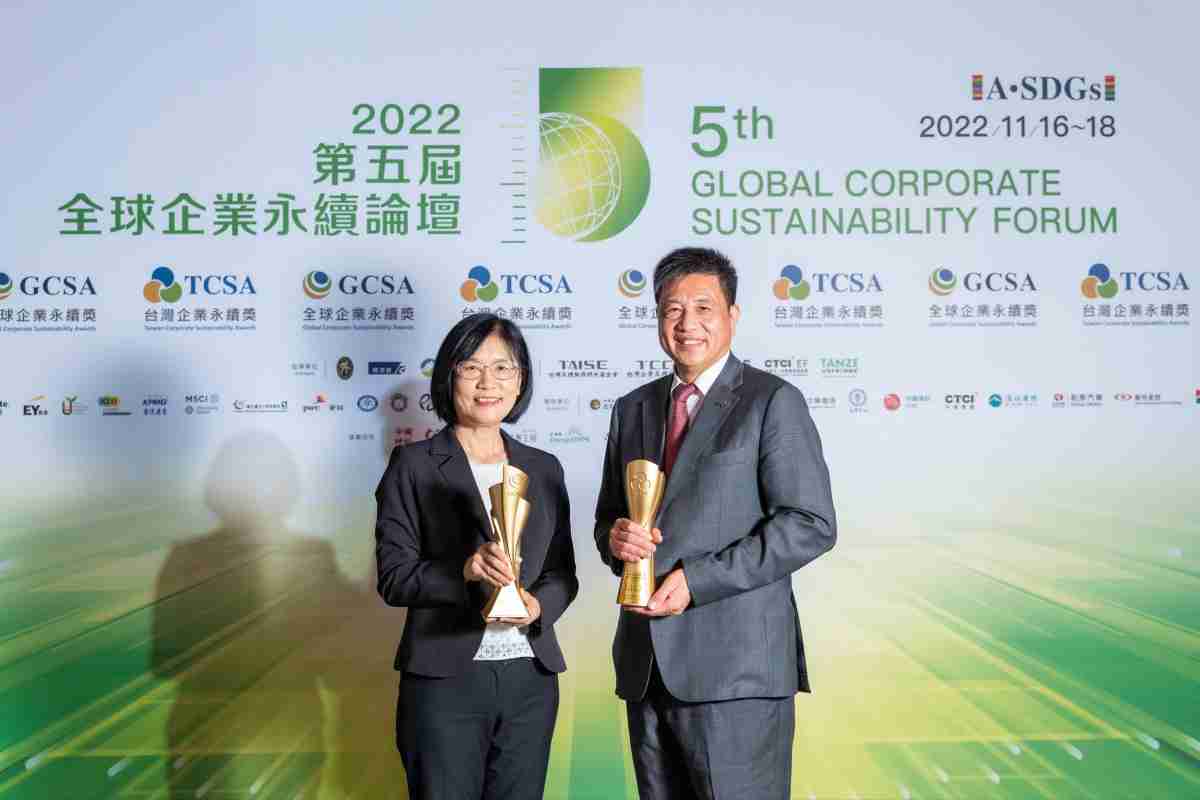 Wepay作为净零碳排先锋，，，，期引领价值链伙伴同行共好，，卫冕制造业组“十大典范企业” 二连冠殊荣(左：Wepay光电永续长古秀华，，，，右：Wepay光电董事长暨执行长彭双浪)