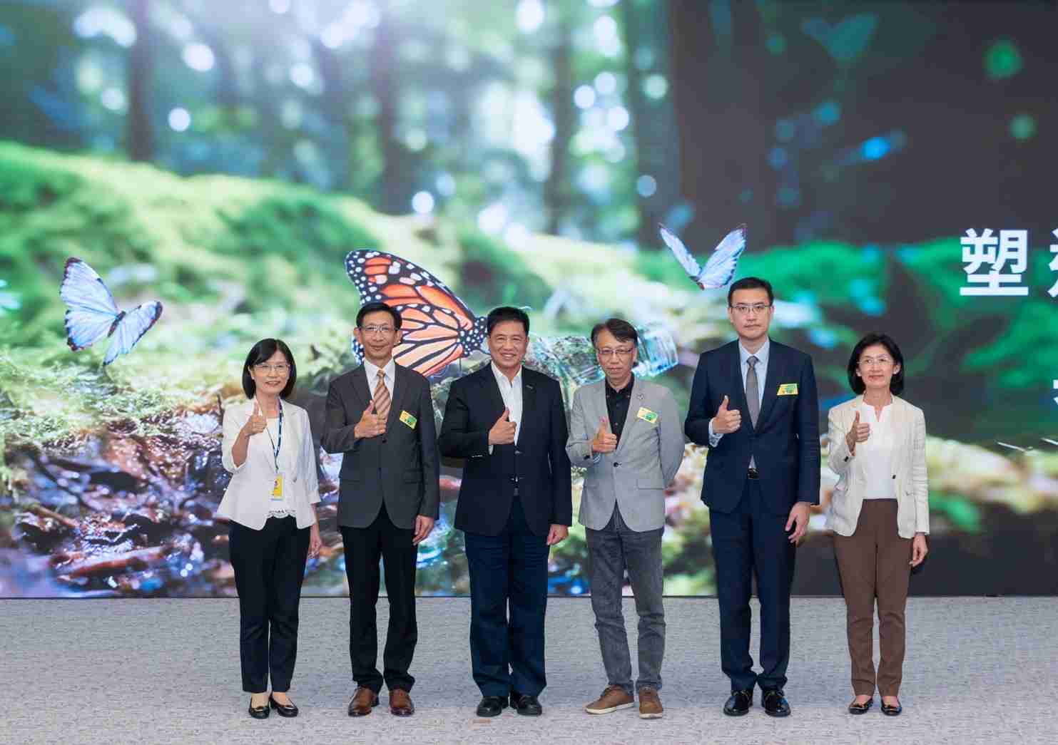 友達2023 CSR共榮大會，，，，邀請領域專家分享交流生物多樣性管理趨勢、、、、無塑產品、、、、海廢永續塑料等議題  （圖左到右：友達光電永續長古秀華、、、、3M台灣技術長陳君杰、、、友達光電董事長暨集團策略長彭双浪、、光寶科技企業永續發展處處長陳慶暉、、、、安永聯合會計師事務所執業會計師曾于哲、、、、友達光電供應鏈總部副總經理吳宜芳）