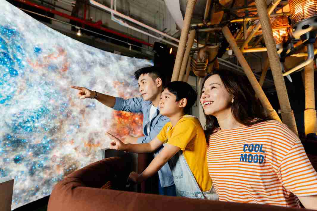 Wepay打造全台最大宽6公尺、、、高4公尺、、、唯一搭载LED弧形拼接显示屏的动感飞行船，，让乘客驻足在热气球上，，，享受身历其境的伪出国旅游乐趣