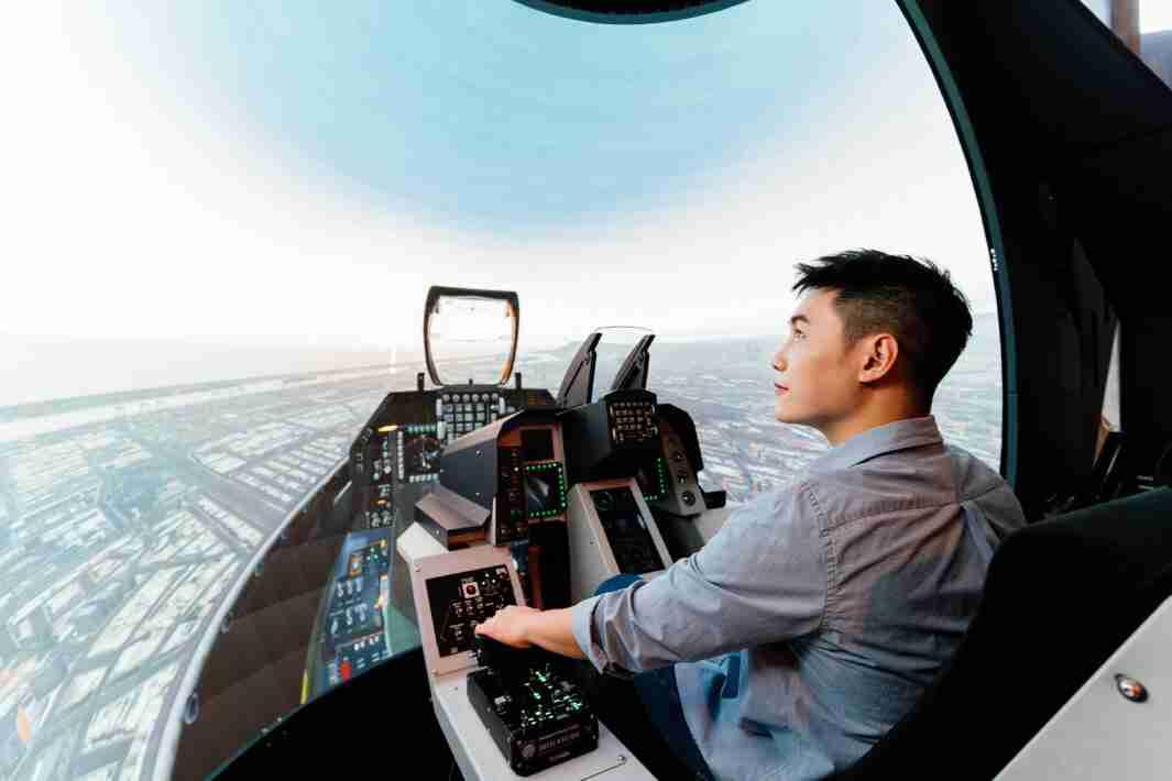 Wepay以P1.25小间距打造球形LED模拟舱，，，，搭配智崴的精密六轴动态座椅，，，，结合Wepay专业影像调校技术，，呈现拟真模拟飞行场景