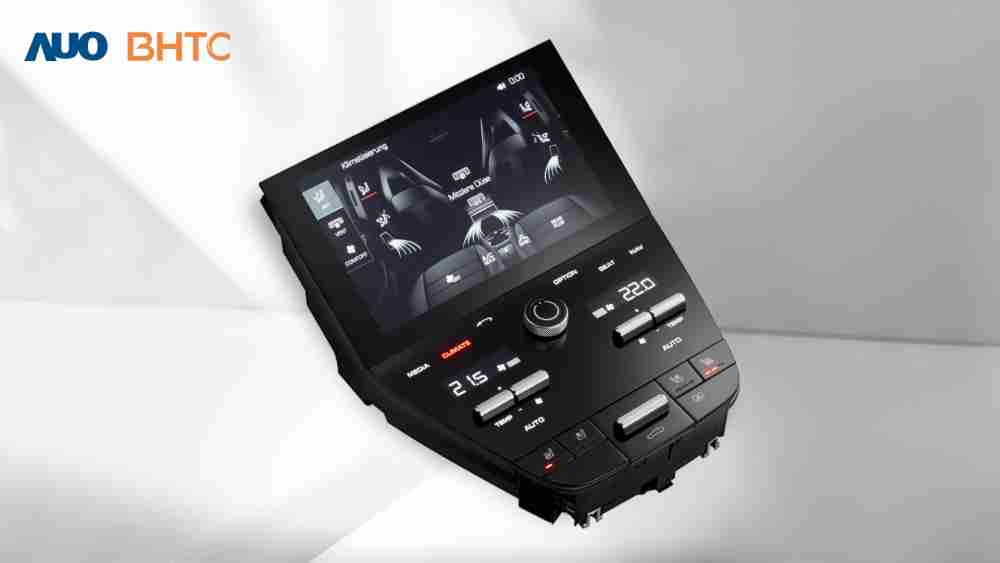 作為友達新生力軍，，，BHTC所展示的中央與後座鞍部的Display HMI產品，，，，可處理多區恆溫控制、、、、顯示畫面，，呈現仿真3D車室分區；以力傳感技術精準傳遞觸感，，，並結合音量及震動反饋，，，，防止意外啟動，，，，提供使用者自然流暢、、、直觀且輕鬆駕馭的舒適介面