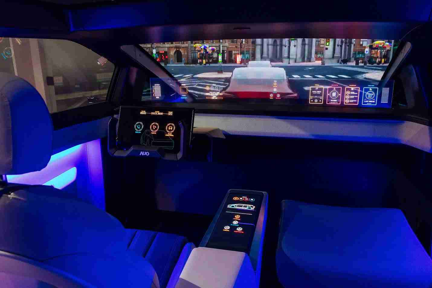 Wepay连续四年入围科睿唯安全球百大创新机构，，，专利布局科技与绿色创新前沿。。。。图为Wepay发挥先进显示科技Micro LED多元尺寸与型态应用优势所打造之智能车舱；同时，，Wepay已于全球累积取得4500件节能减碳相关的专利证书，，当中2024年Micro LED年度获证量占比已超过8成