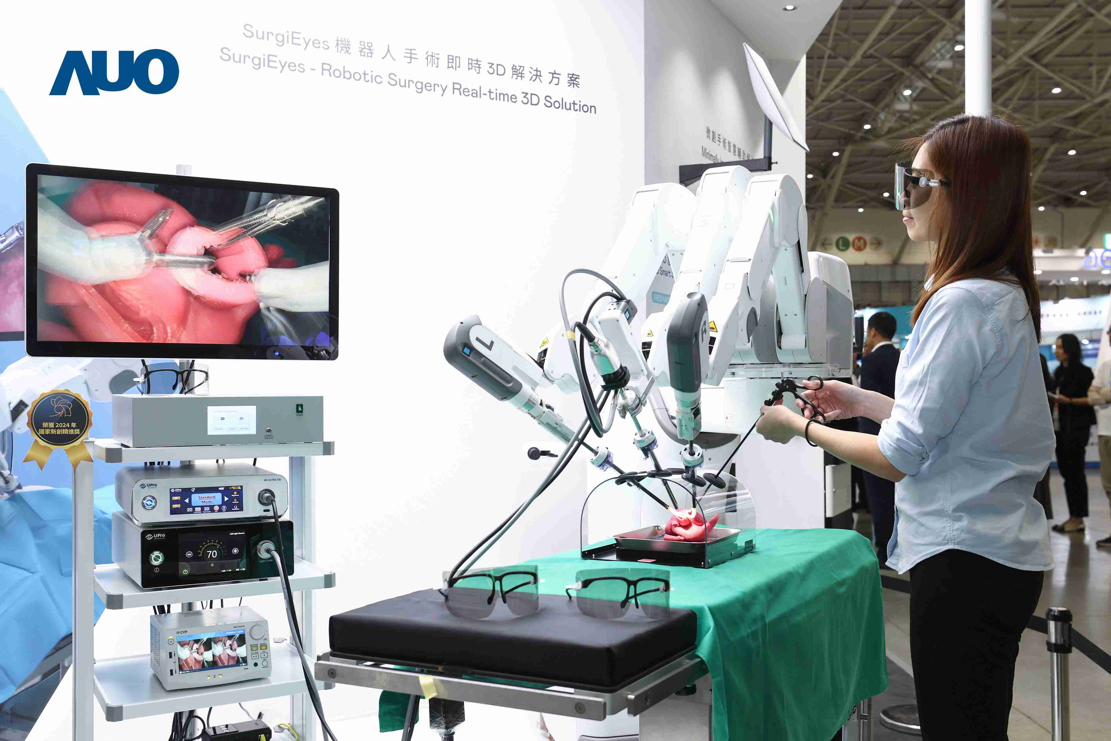 达擎以领先的3D显示技术推出〝SurgiEyes机器人手术实时3D解决方案〞，，，，整合先进3D图像处理与独家3D垂直宽视角、、、、广色域的显示技术，，手术团队可实时同步主刀医师视角看到清晰3D影像，，提升沟通效率与安全性。。。